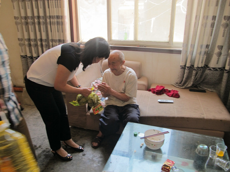 益和熱力公司端午節(jié)開展“送溫暖、獻(xiàn)愛心”活動