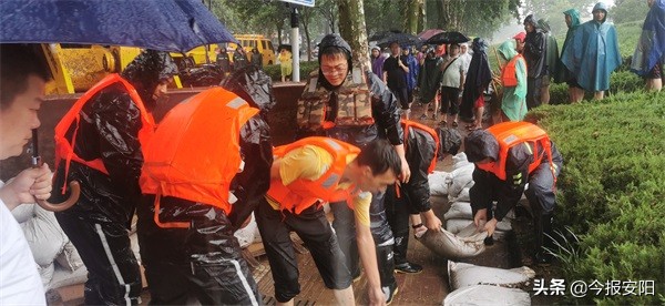 安陽(yáng)益和熱力集團(tuán)30人搶險(xiǎn)隊(duì)逆流而上，奮戰(zhàn)在抗洪一線(xiàn)