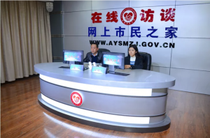 公司董事長、總經(jīng)理?xiàng)钣婪遄隹汀对诰€訪談》欄目